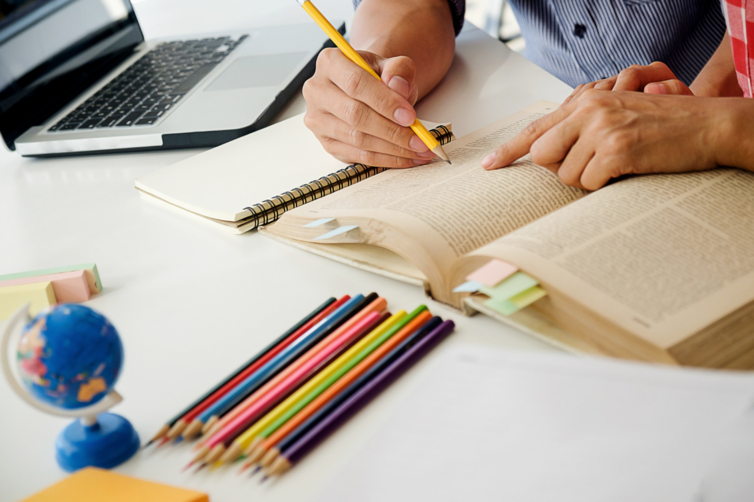 Aprendiendo mediante lectura, marcado y subrayado de libro